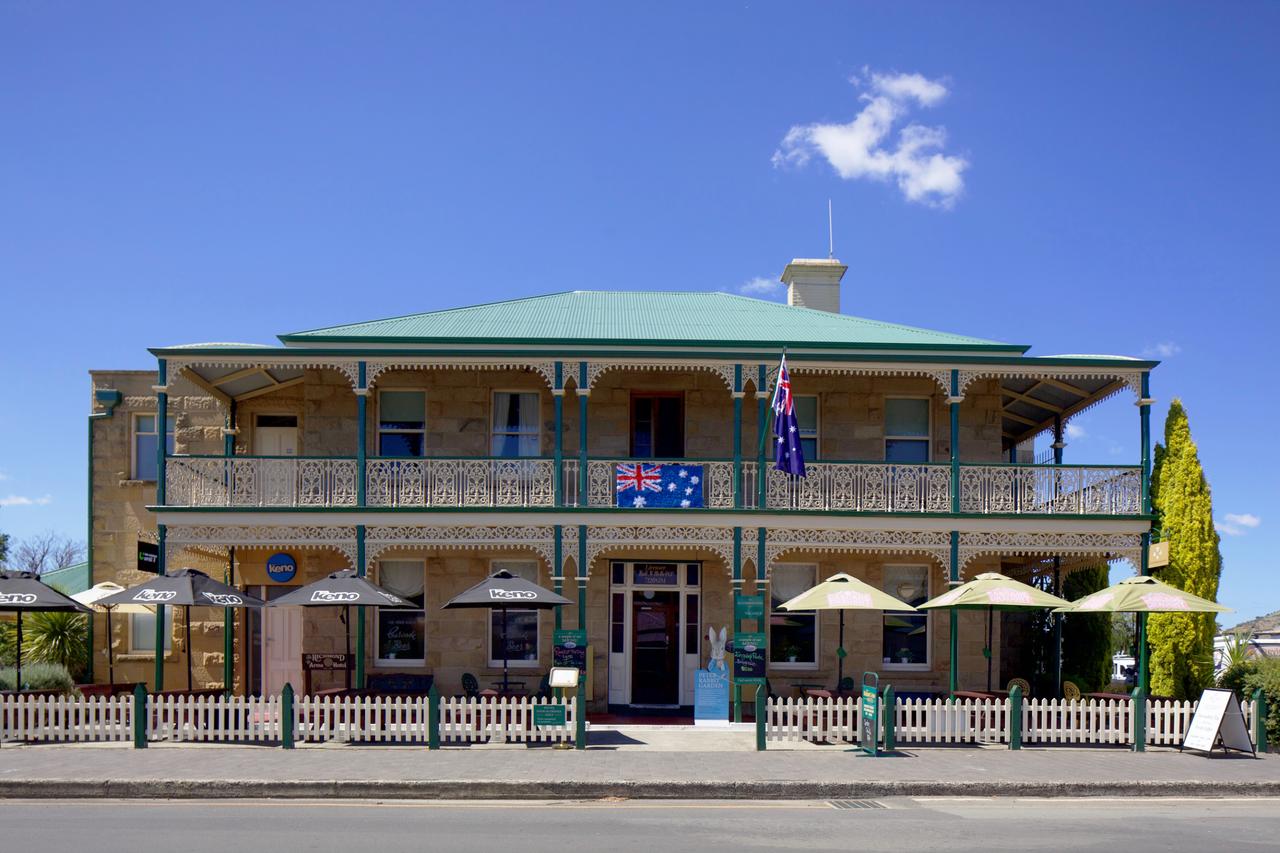 Sydneys Hotel