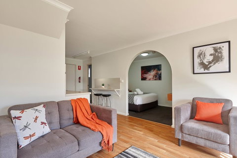 Elphin Serviced Apartments - Sydneys Hotel 11