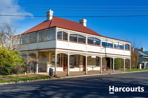 The WeareHouse In Deloraine - Sydneys Hotel 1