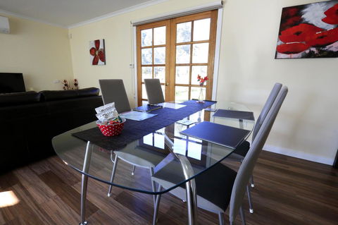 Riverwalk B&B - Sydneys Hotel 11