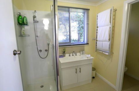 Riverwalk B&B - Sydneys Hotel 8