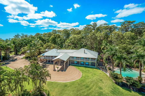 Noosa Haven - Sydneys Hotel 0