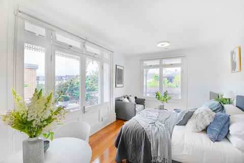 Not Your Usual Studio Apartment - Sydneys Hotel 2
