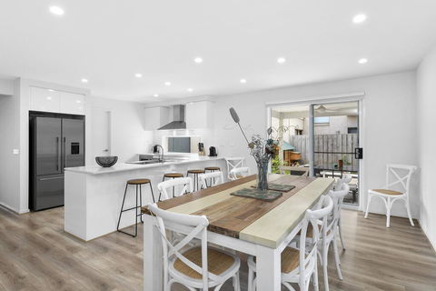 OCEAN BREEZE Family Home - Sydneys Hotel 1