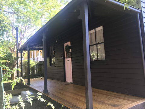 Old Railway Cottage - Sydneys Hotel 0