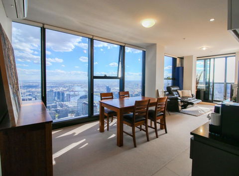 ON TOP OF THE WORLD - BEST VIEWS IN MELBOURNE !! - Sydneys Hotel 1