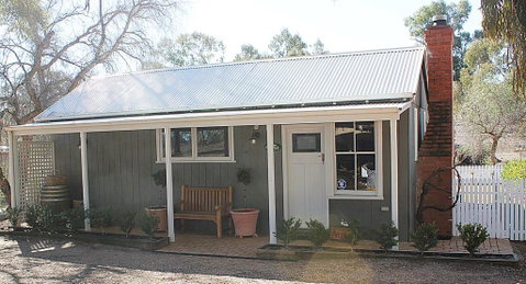 Outback Cellar & Country Cottage - Sydneys Hotel 2