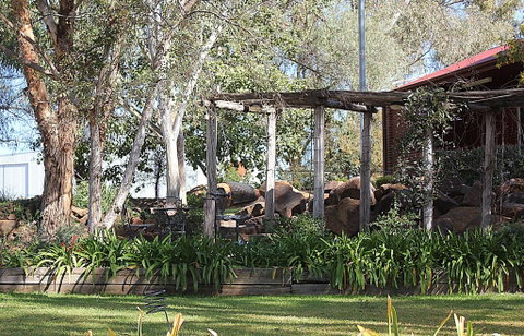 Outback Cellar & Country Cottage - Sydneys Hotel 1