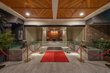 Palms Hotel with Sydneys Hotel