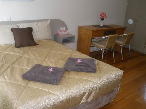 Palms Oasis Motel - Sydneys Hotel 0