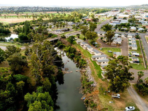 Paradise Tourist Park - Sydneys Hotel 0