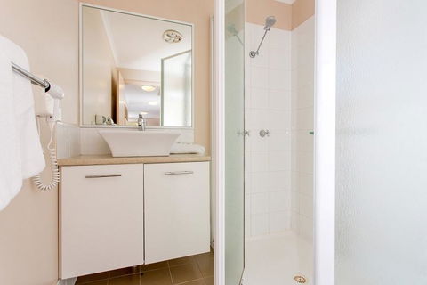 Paradise Tourist Park - Sydneys Hotel 1