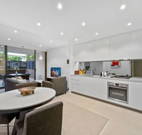 Peaceful Water-side Retreat With Huge Courtyard. - Sydneys Hotel