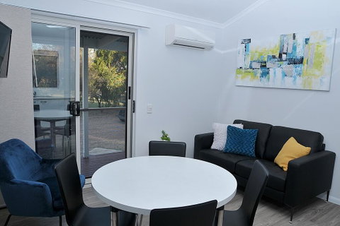 Pelican Rest Tourist Park - Sydneys Hotel 1