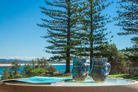 PERFECTLY POSITIONED BEACHFRONT APARTMENT-GREAT LOCATION WITH OCEAN VIEWS - Sydneys Hotel 0