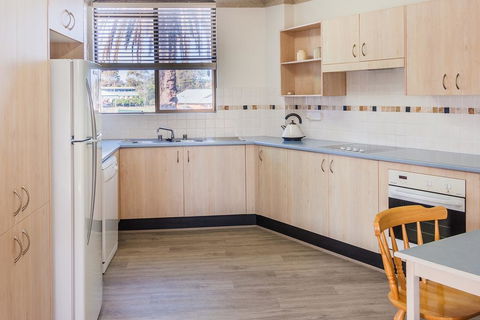 PERFECTLY POSITIONED BEACHFRONT APARTMENT-GREAT LOCATION WITH OCEAN VIEWS - Sydneys Hotel 1