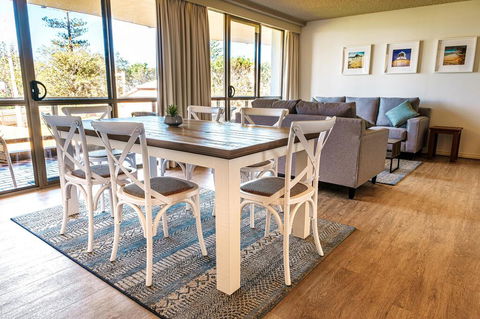 PERFECTLY POSITIONED BEACHFRONT APARTMENT-GREAT LOCATION WITH OCEAN VIEWS - Sydneys Hotel 2