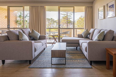 PERFECTLY POSITIONED BEACHFRONT APARTMENT-GREAT LOCATION WITH OCEAN VIEWS - Sydneys Hotel 3