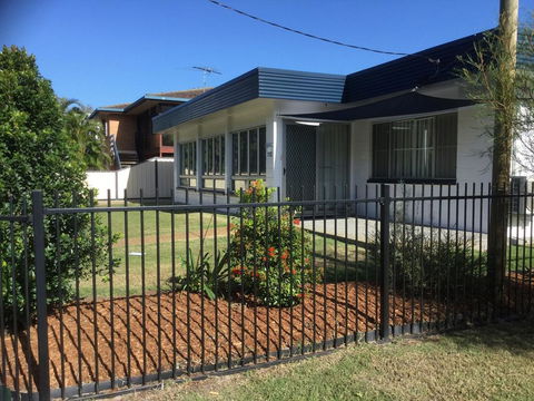 Pet Friendly Home Walking Distance To Surf Beach - North St, Woorim - Sydneys Hotel 0
