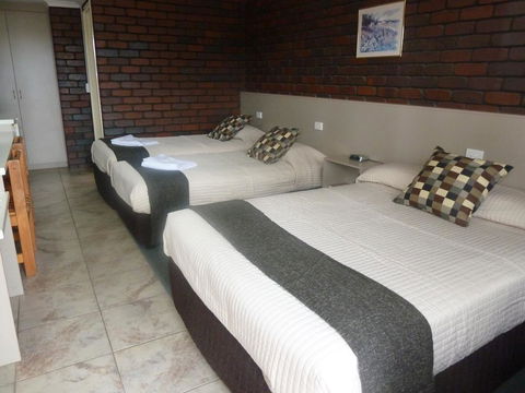 Pioneer Lodge Motel - Sydneys Hotel 0
