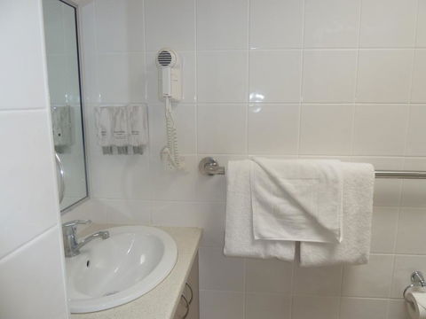 Pioneer Lodge Motel - Sydneys Hotel 3