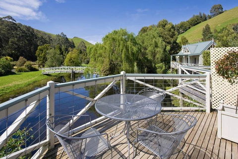 PLUM TREE STUDIO - Couples Lakeside Spa Retreat - Sydneys Hotel 1