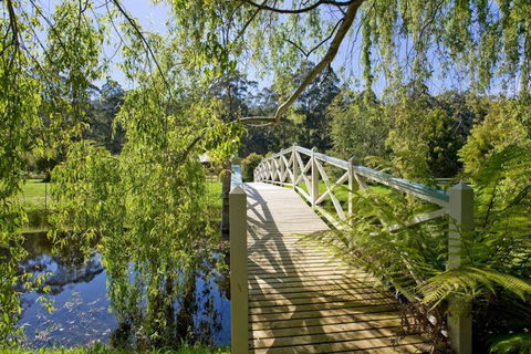 PLUM TREE STUDIO - Couples Lakeside Spa Retreat - Sydneys Hotel 2