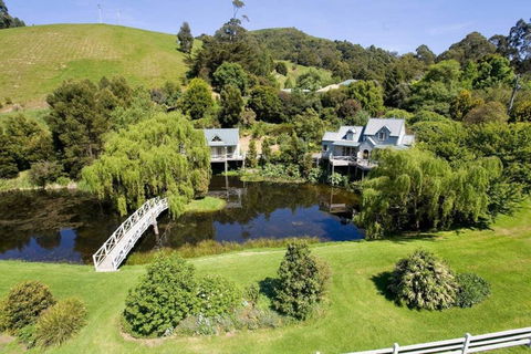 PLUM TREE STUDIO - Couples Lakeside Spa Retreat - Sydneys Hotel 3