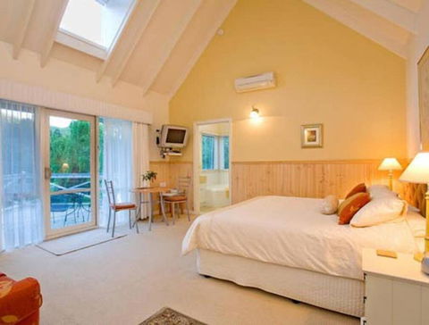 PLUM TREE STUDIO - Couples Lakeside Spa Retreat - Sydneys Hotel 0
