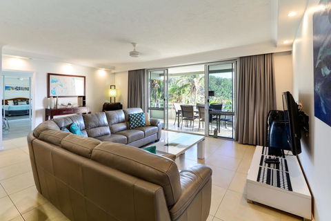 POINCIANA 101 HAMILTON ISLAND CENTRALLY LOCATED 3 BEDROOM, Plus BUGGY!! - Sydneys Hotel 2