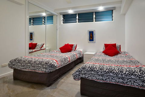 POINCIANA 101 HAMILTON ISLAND CENTRALLY LOCATED 3 BEDROOM, Plus BUGGY!! - Sydneys Hotel 1