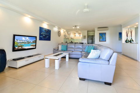 POINCIANA 101 HAMILTON ISLAND CENTRALLY LOCATED 3 BEDROOM, Plus BUGGY!! - Sydneys Hotel 3