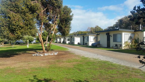 Port Lincoln Caravan Park - Sydneys Hotel 1