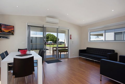 Portland Holiday Village - Sydneys Hotel 2