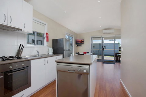 Portland Holiday Village - Sydneys Hotel 3