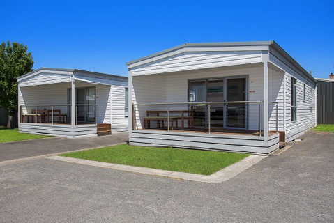 Portland Holiday Village - Sydneys Hotel 1
