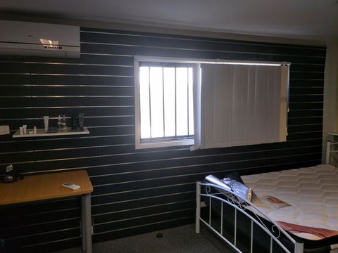 Priceworth - Sydneys Hotel 2