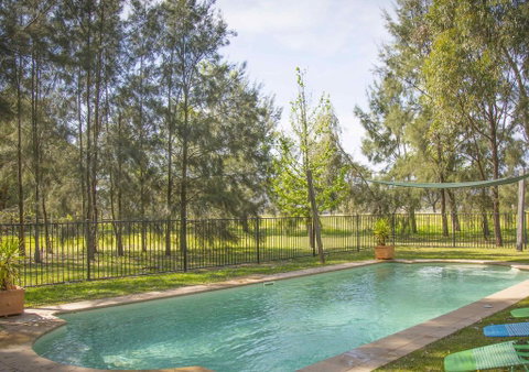 Red Tractor Retreat - Sydneys Hotel 2