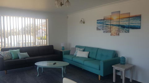 Relax And Chillax At Happi Dayz Retreat - Sydneys Hotel 1