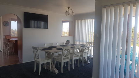 Relax And Chillax At Happi Dayz Retreat - Sydneys Hotel 2