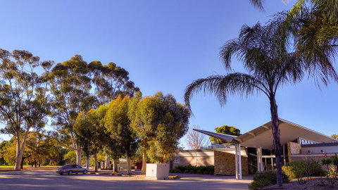 Renmark Country Club - Sydneys Hotel 1