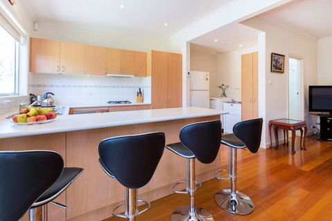 RENOVATED BEACH BEAUTY - ROSEBUD - Sydneys Hotel 2