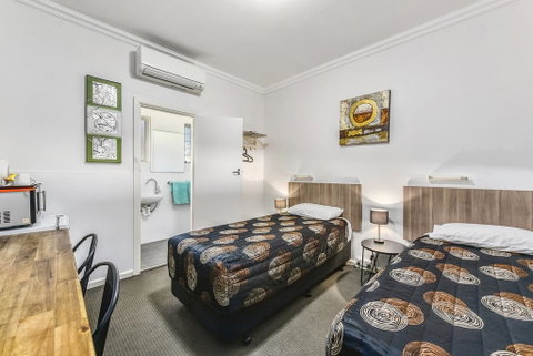 Rest Motels - Sydneys Hotel 3