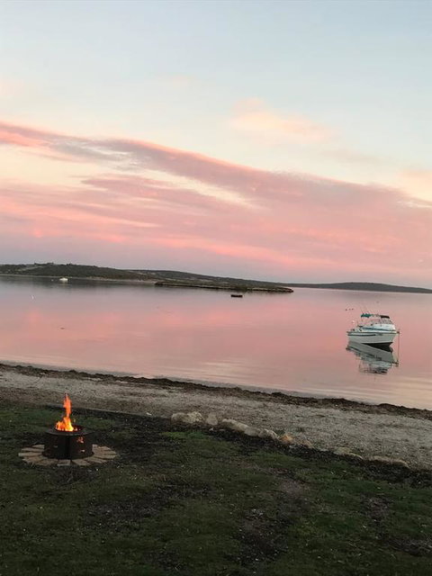 Rising Tide Beach House - Sydneys Hotel 3