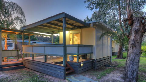 River Bend Caravan Park - Sydneys Hotel 2