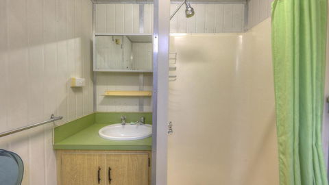 River Bend Caravan Park - Sydneys Hotel 3