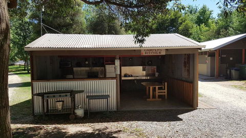 Riverview Caravan Park - Sydneys Hotel 1