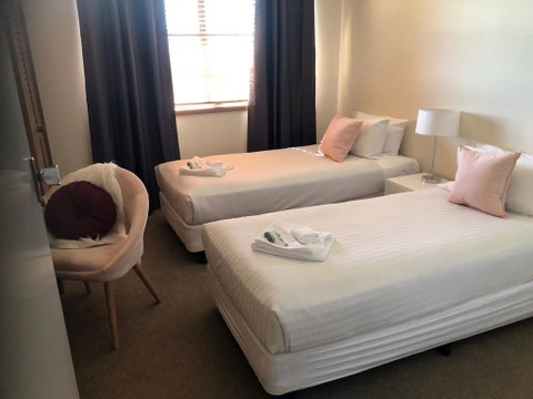 Robin Hill Views - Sydneys Hotel 1
