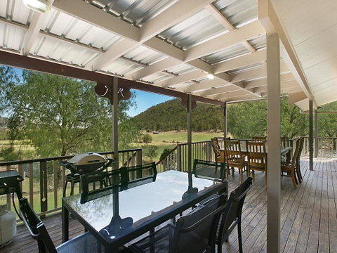 Rosa House In Broke, 4br House In Walking Distance To Cellar Doors - Sydneys Hotel 0