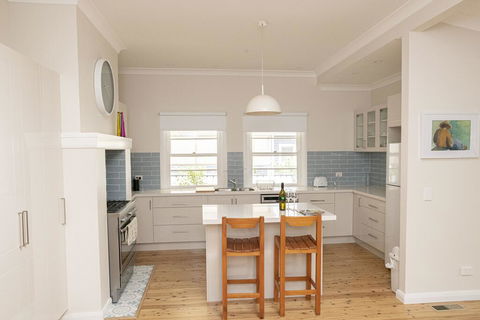Rose Cottage - Charming Double Brick - Near Cook Park & CBD - Sydneys Hotel 2